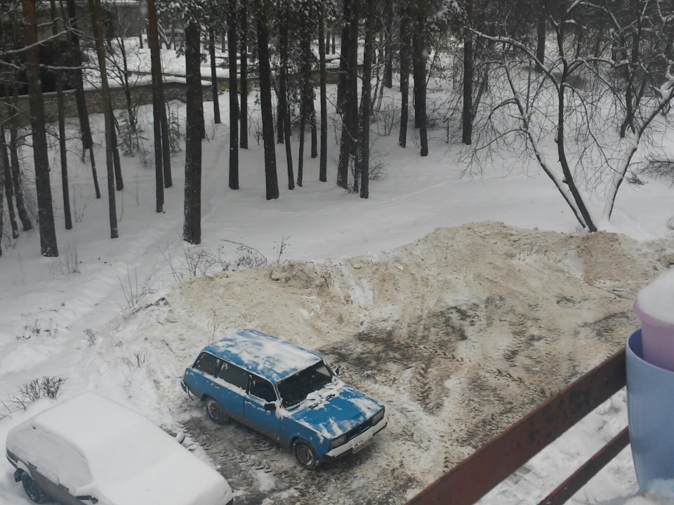 Расчистить место. Снежная парковка. Парковка в снегу. Очистка парковки от снега. Расчистка стоянки от снега.