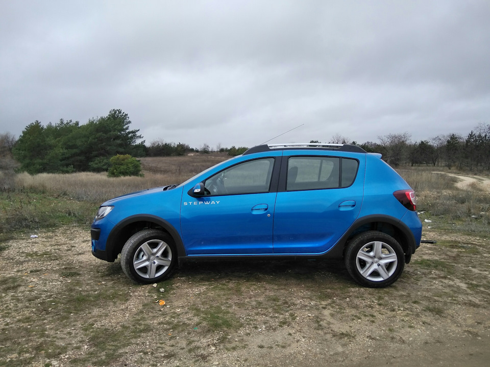 Renault Sandero Stepway сбоку