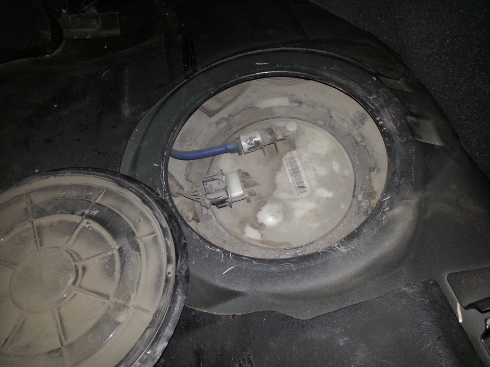 теперь идем в салон. снимаем черную плассмаску защитную (кое как снял!) — Opel Astra H