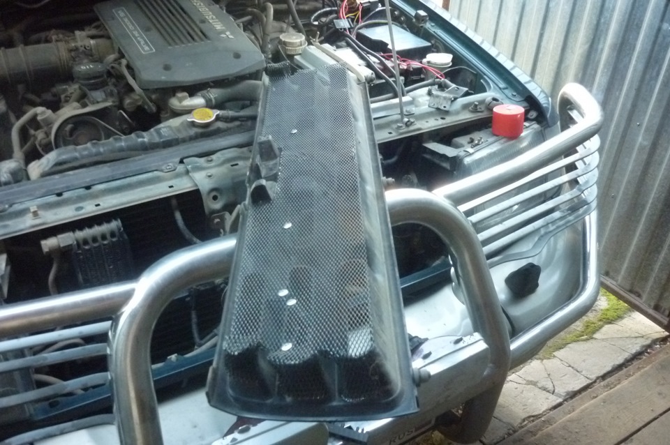 Сетку в решетку радиатора — Mitsubishi Pajero (2G), 3 л, 1998 года ...