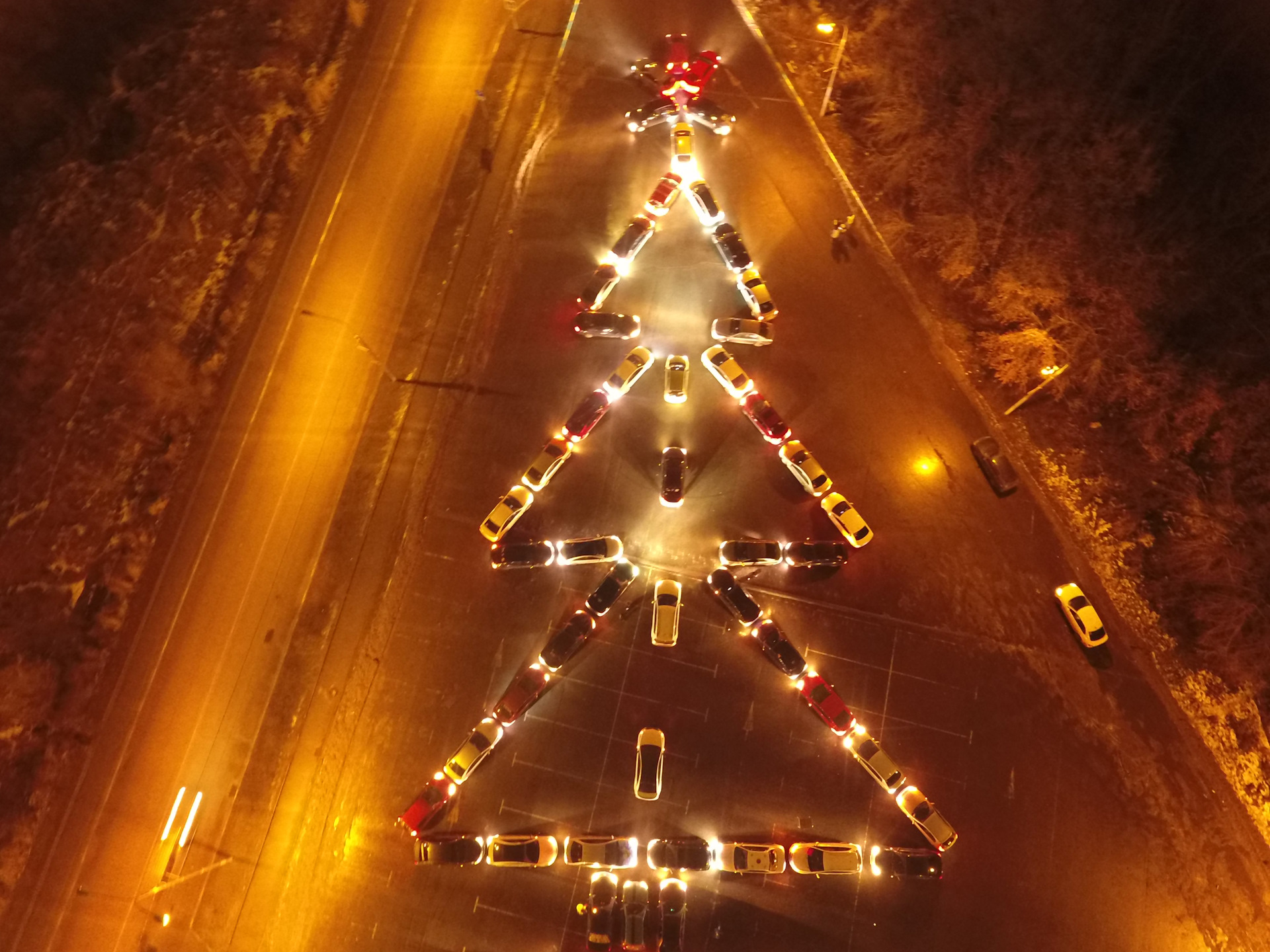 Автоелка. Елка из автомобилей. Елочка из машин. Новогодняя АВТОЕЛКА. Новогодняя елка из автомобилей Смоленск.