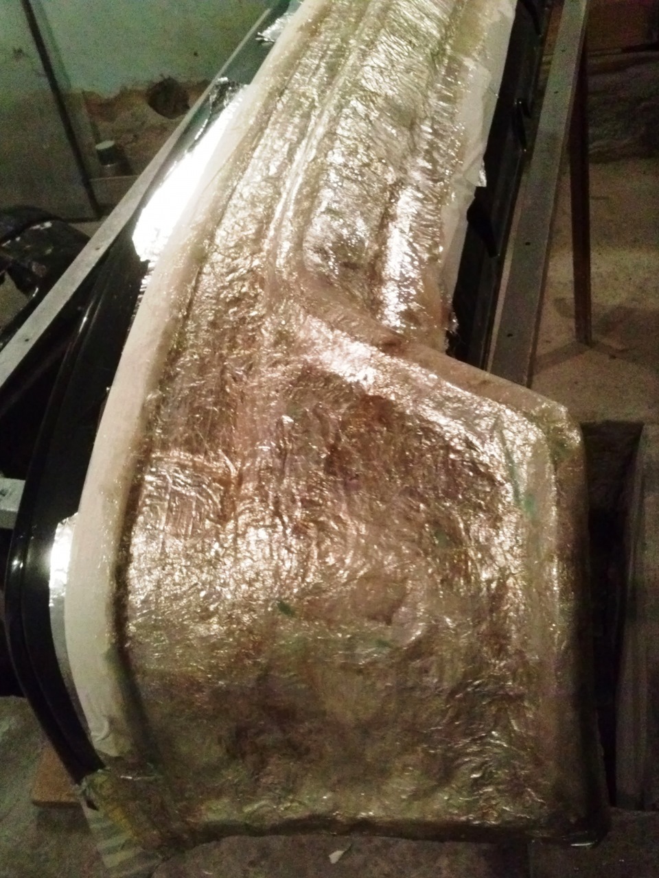 День второй. Залили смолои заднии бампер, начали паять передний ...