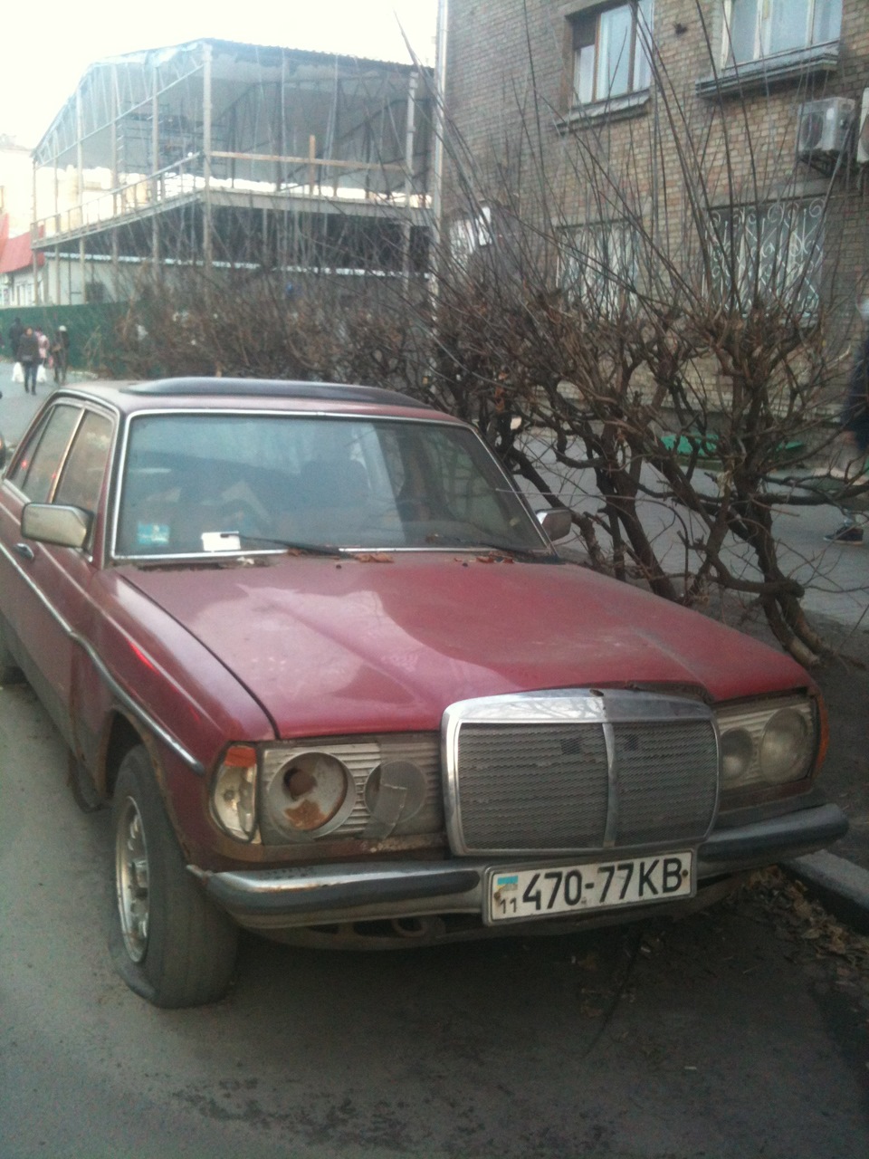 В Киеве на Подоле пропадает MB W123 — Сообщество «Брошенные Машины» на  DRIVE2