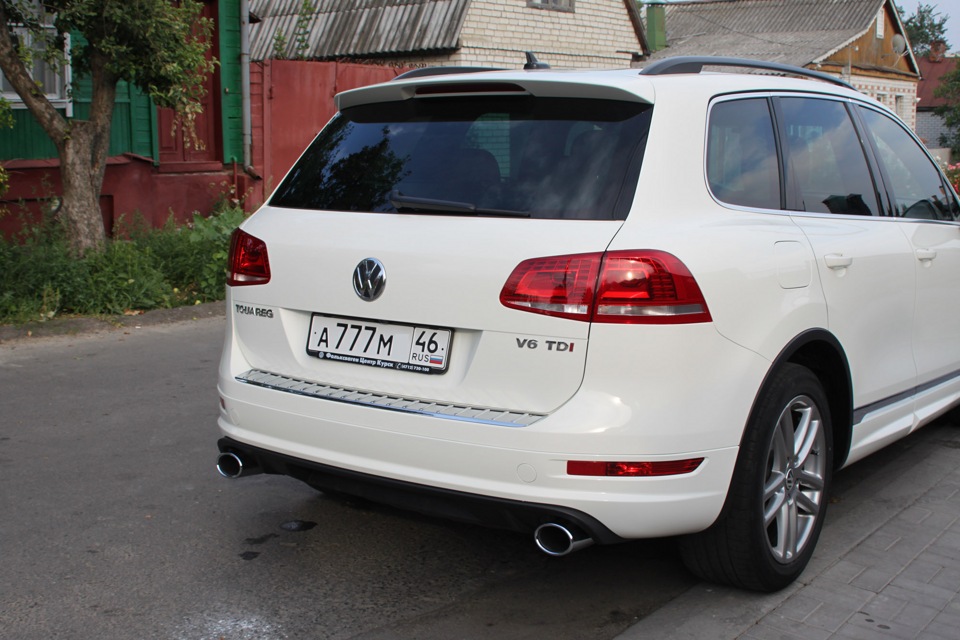 Volkswagen Touareg белый сзади