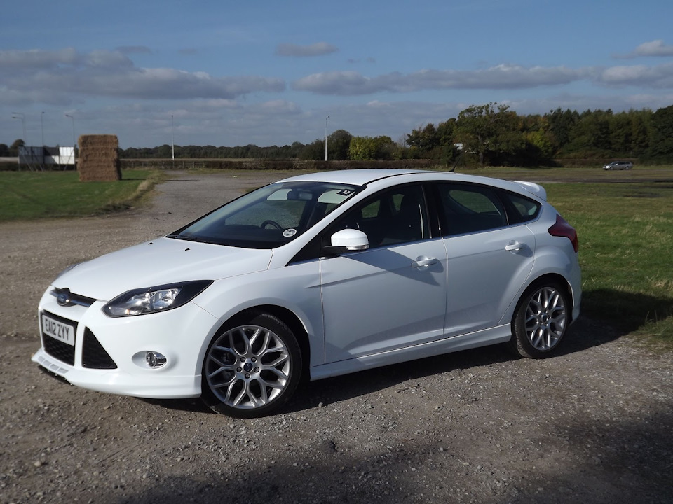 Ford Focus 3 белый хэтчбек на r18