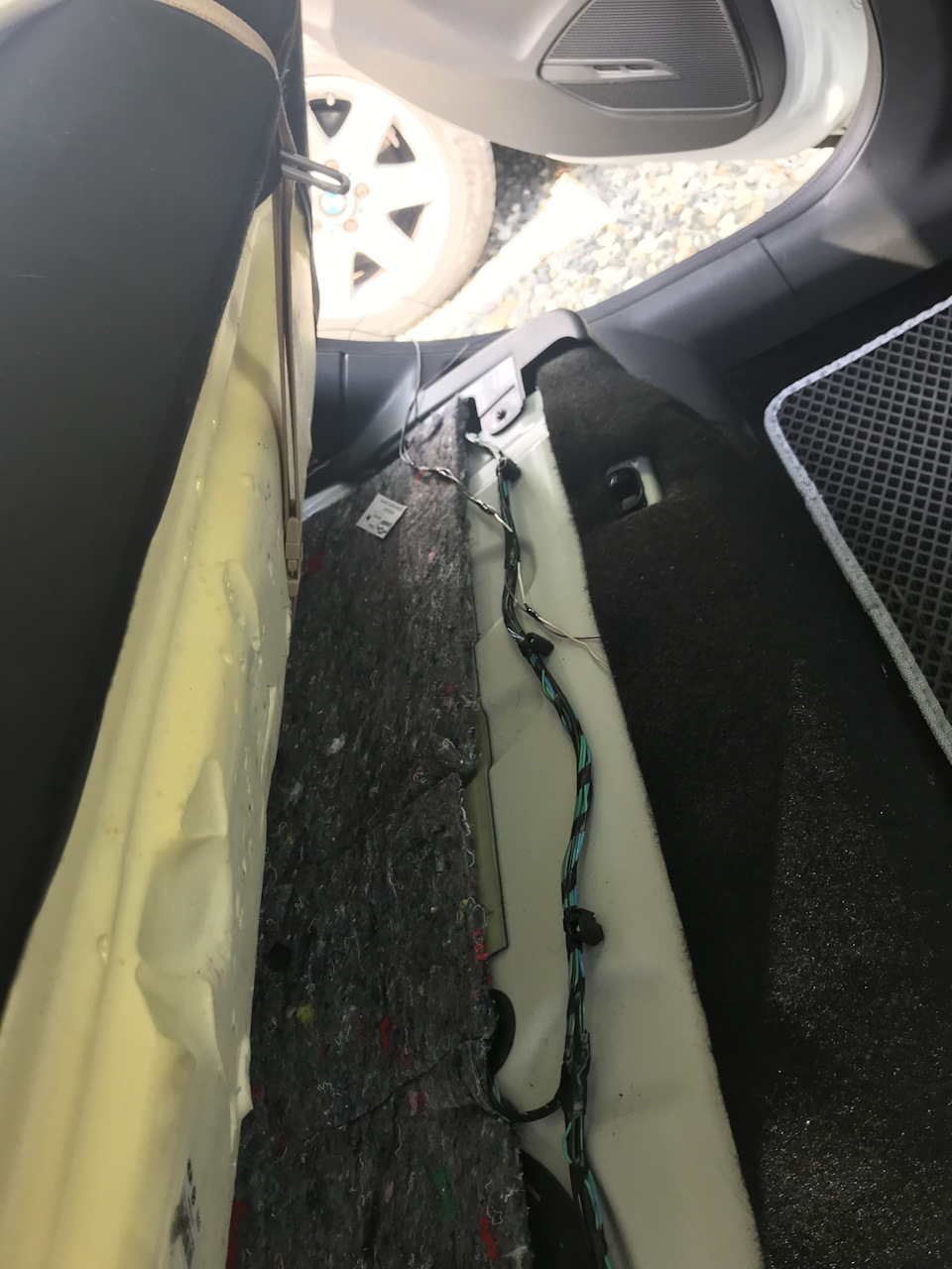 Пустил под диваном и через резиновую пробку где заводская проводка — Lada Vesta (1G)