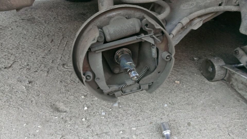 Как поменять задние колодки ланос Замена задних колодок - Chevrolet Lanos, 1,5 л, 2008 года расходники DRIVE2