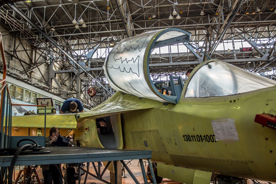 Авиационный завод смоленск. Як 130 Иркутский авиационный завод. ИАЗ Иркутск як 130. Иркутский авиазавод Кобра. Музей Иркутского авиационного завода.