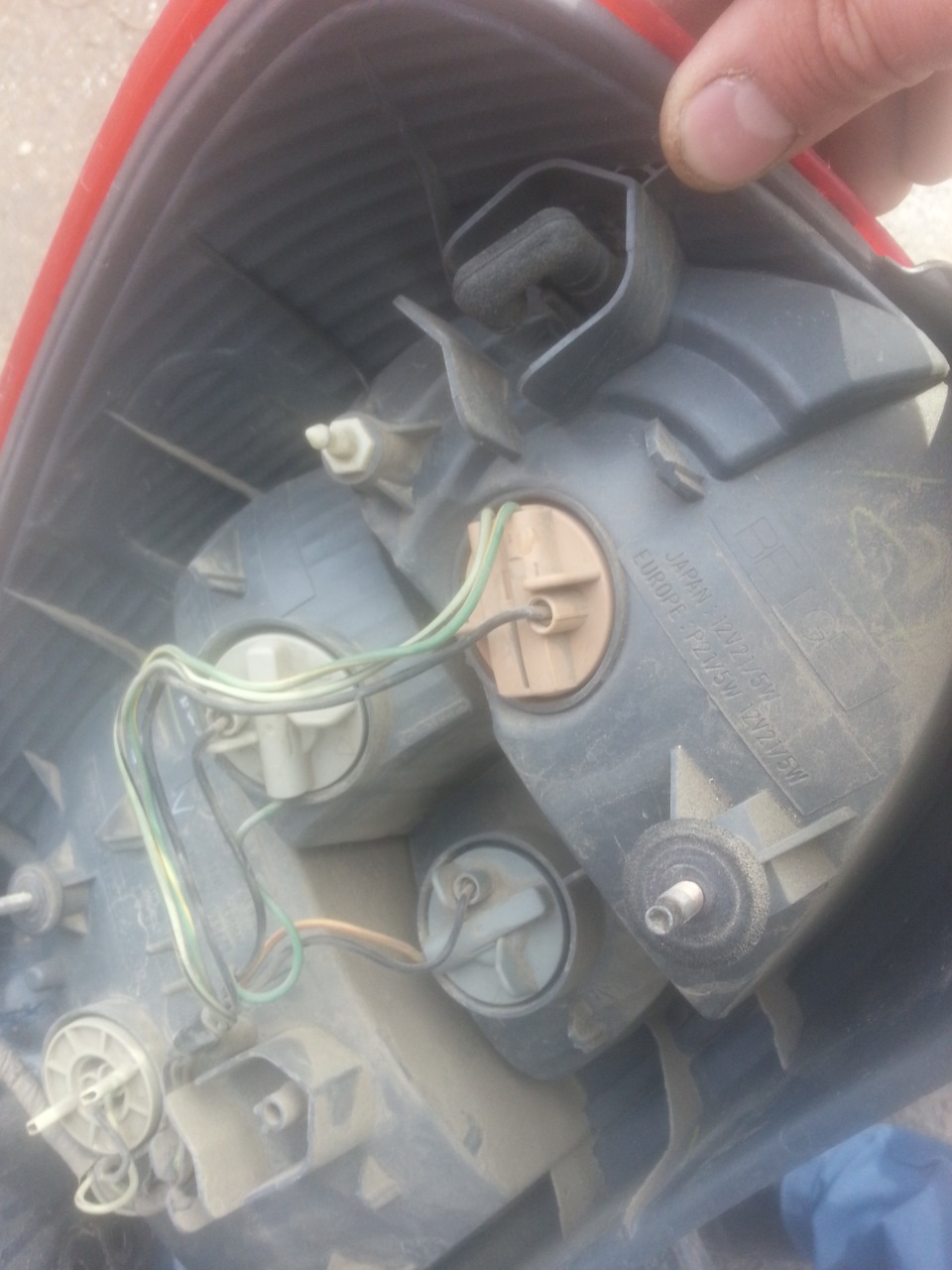 Мазда 3 лампочка заднего хода. Мазда 3 замена лампочки габариты перед. Габаритная лампочка на mazda cx-7 передние. Лампочка стоп на мазду 3. Замена лампочки габарита мазда.