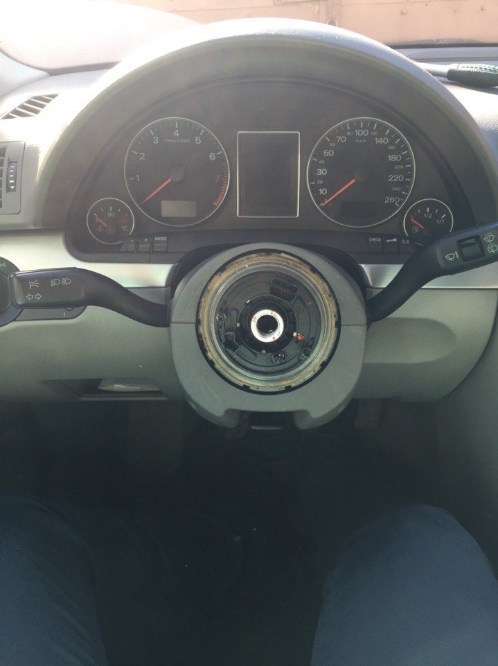 Дальше снимаем пластиковый кожух, подрулевое кольцо и откручиваем саму ручку — Audi A4 Avant (B7)