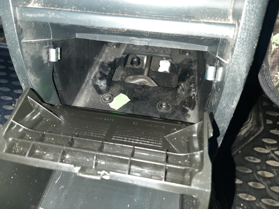 Подтянуть трос ручника — Skoda Octavia A5 Mk2, 1,4 л, 2011 года ...