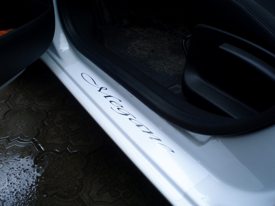 Наклейка на порог. — Renault Megane III, 1,5 л, 2011 года | тюнинг | DRIVE2