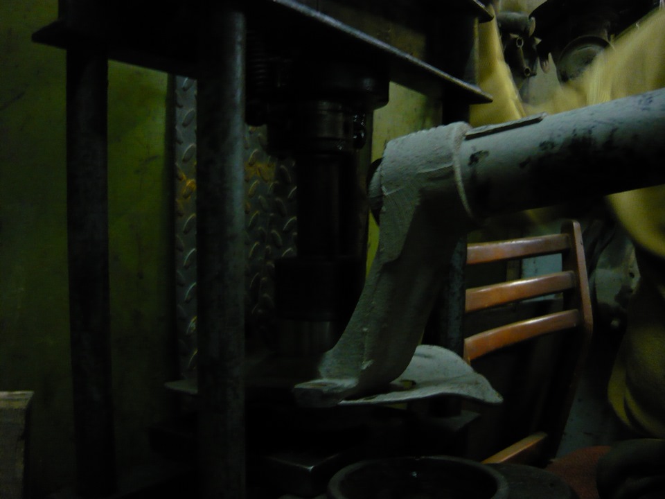 хорошо видно блестящий подшипник, его еще не загоняли… — Daewoo Nexia (2G)