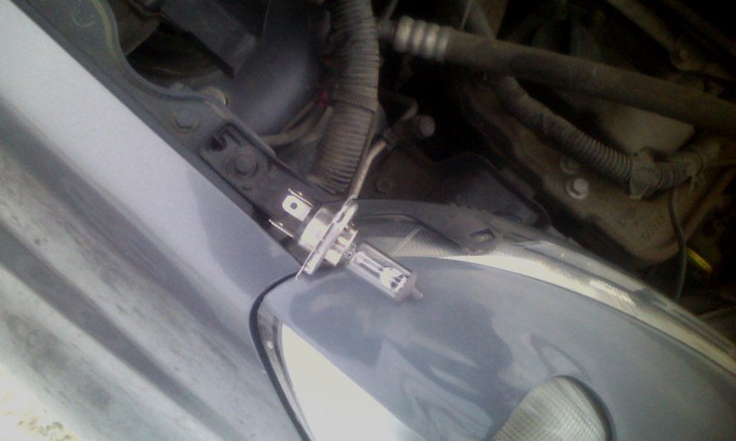 Ниссан ноут лампа переднего поворотника. Держатель лампы h4 ближнего света note nissan. Ниссан ноте лампа ближнего света. Как поменять лампочку на ниссан ноут. Лампа ближнего дальнего света ниссан ноут 1.