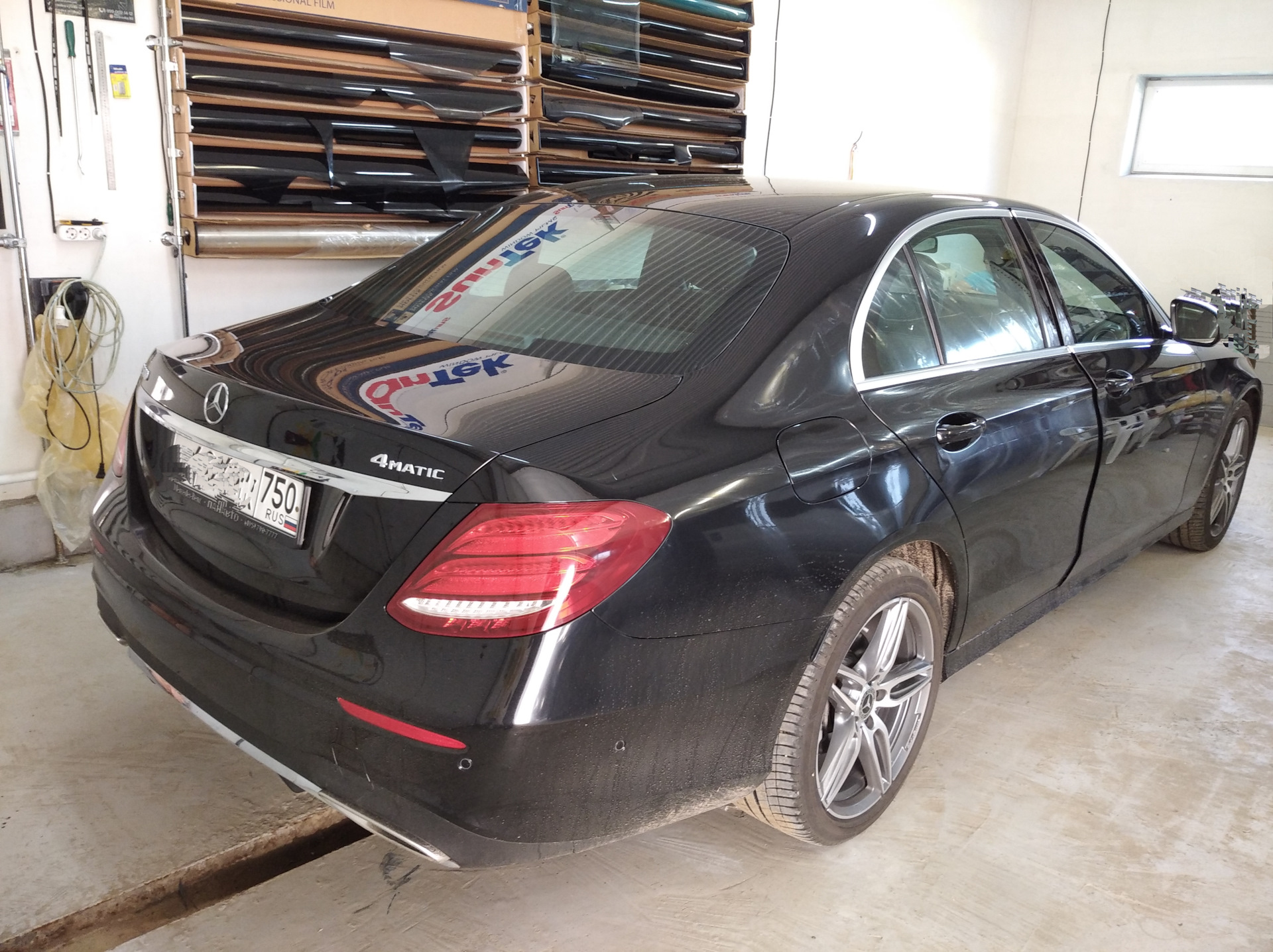 Мерседес цлс тонированный. Мерседес е212 черный тонированный. Мерседес бенц е300 тонировка. Мерседес cls в тонировке. Мерседес затонированный.