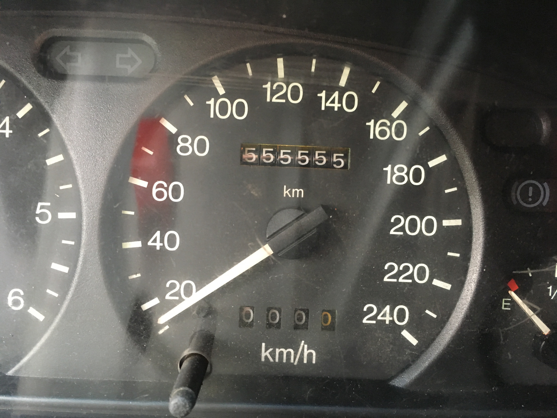 Цифры под спидометром. Пробег на спидометре. Одометр что это такое в машине. Спидометр одометр. Корректировка одометра.