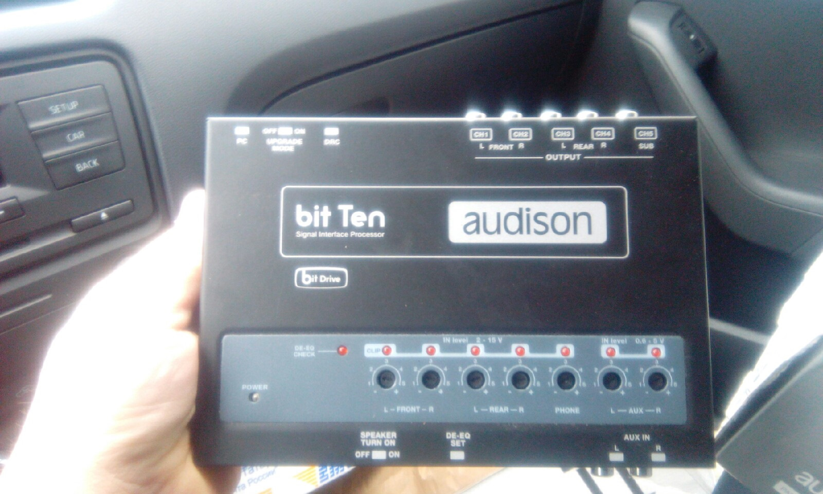 Audison bit ten. Моноблок 1.600 Аудисон. Звуковой процессор с дисплеем. Звуковой процессор Пежо 308. Аудисон Форза.