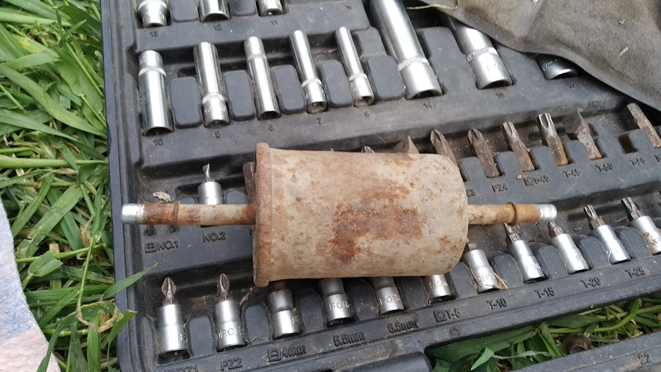 Он кстати был не грязный, просто ржавый. Но все равно был куплен новый. — Ford Tourneo Connect (1G)