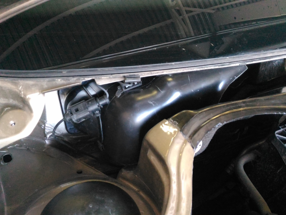 Вода на пассажирском коврике. — Volkswagen Polo Sedan, 1,6 л, 2015 года ...