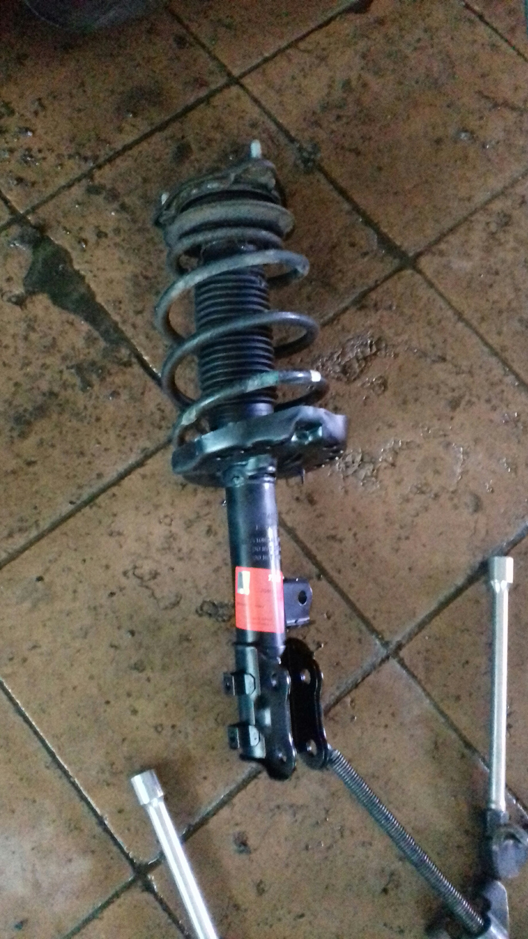 задний амортизатор гетц. 2 дизель. стойка передняя хендай гетц. Xc90 замена передних амортизаторов. замена передних амортизаторов сх4.