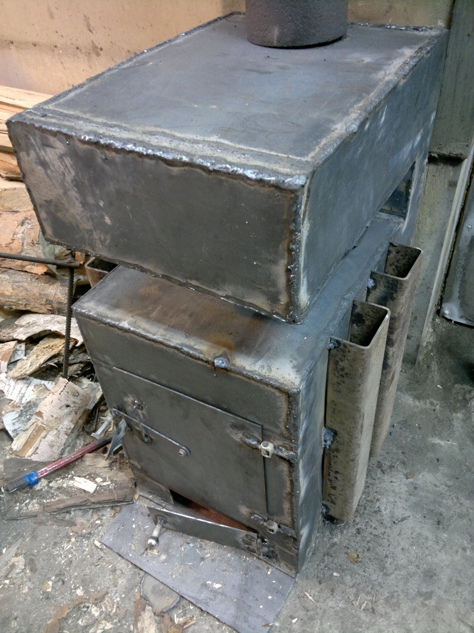 Купить самодельную печь. Металлическая печь для гаража. Печка в металлическом гараже. Печь для гаража на дровах. Железная печь для гаража.