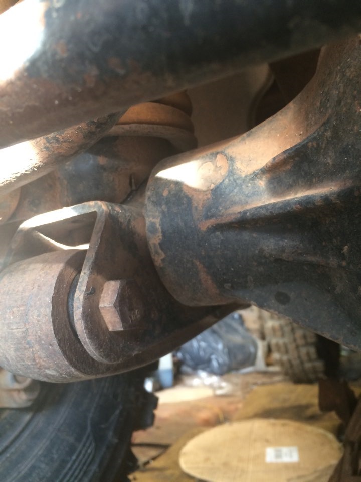 Всё-таки я оторвал крепление тяги панара и пружинную чашку — УАЗ 315195 ...