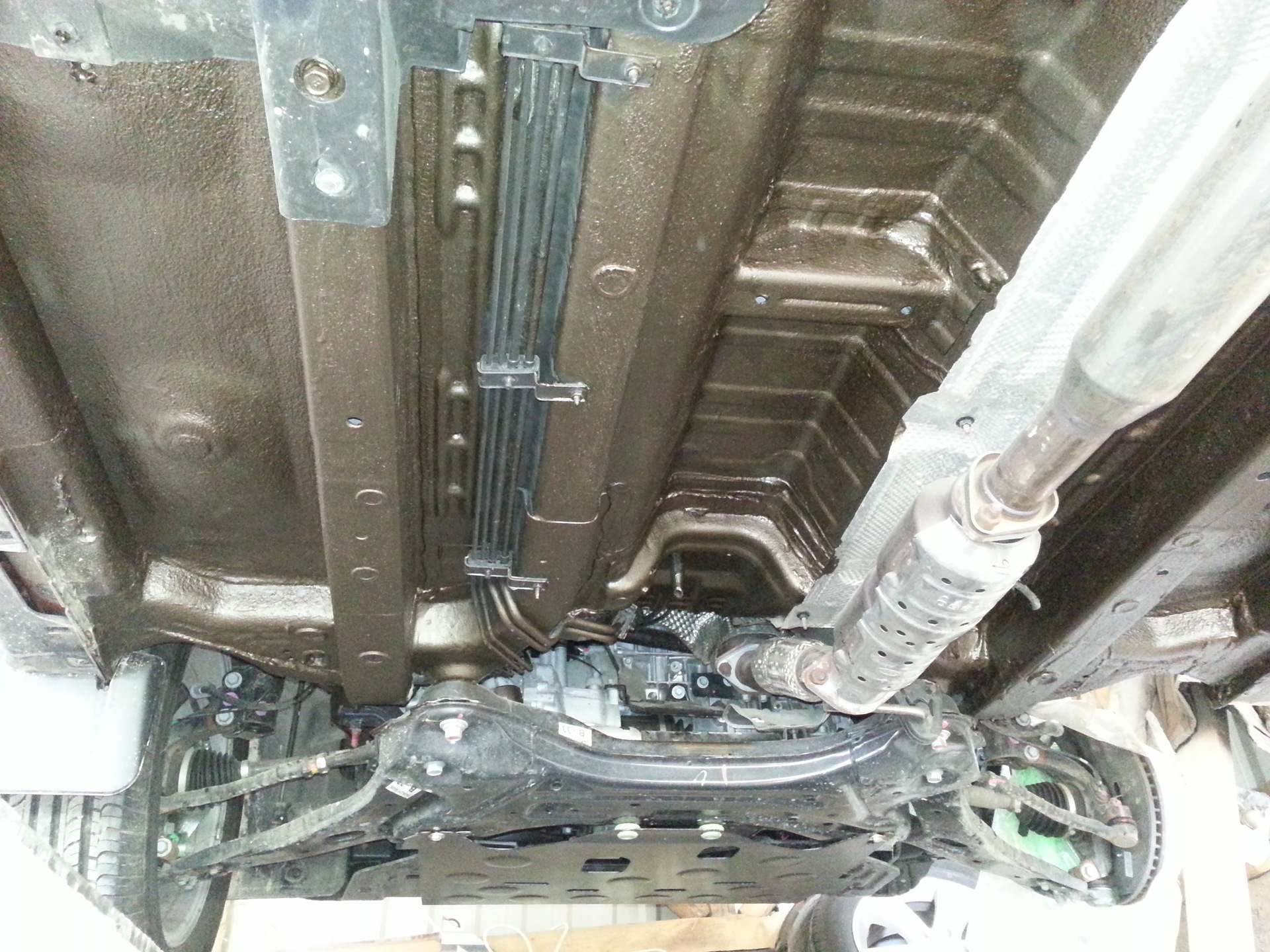 Под дном. Ford mondeo 4 трубки под днищем. Tiggo 7 pro днище. Рено аркана вид снизу. Веста св днище.