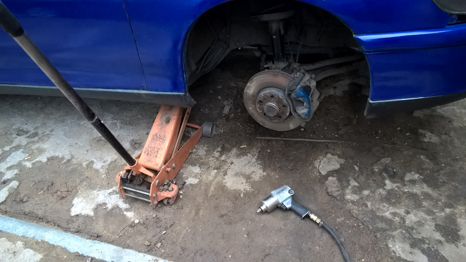 Замена шаровой и втулки рулевой сошки с правой стороны. — Opel Omega B ...