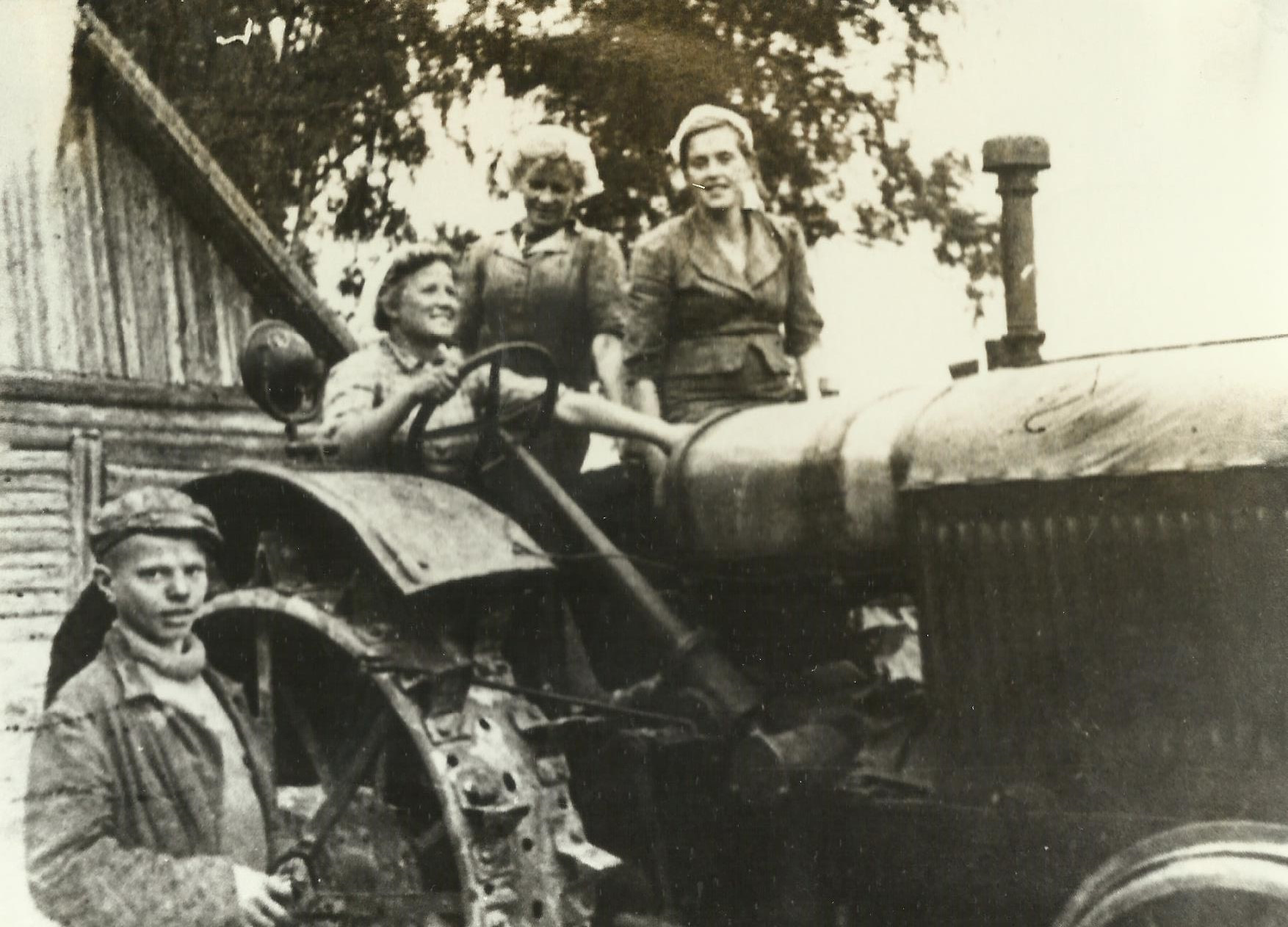 Первая в ссср женская тракторная бригада. Трактористки в годы войны 1941-1945. Женщины трактористки в годы Великой Отечественной войны 1941-1945.