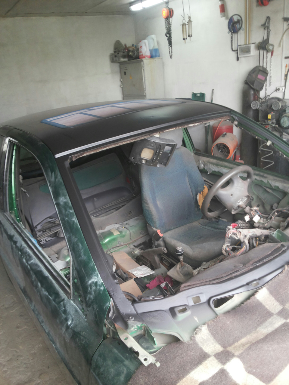 Вырезка старого лобовика, удаление рыжиков с проема лобового стекла и ...