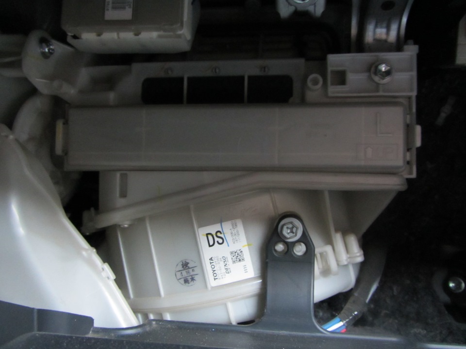 Тойота Королла 2007 года пластмасса которая распределяет воздух печи. Карола 2007 как поминать радатор дубайски.