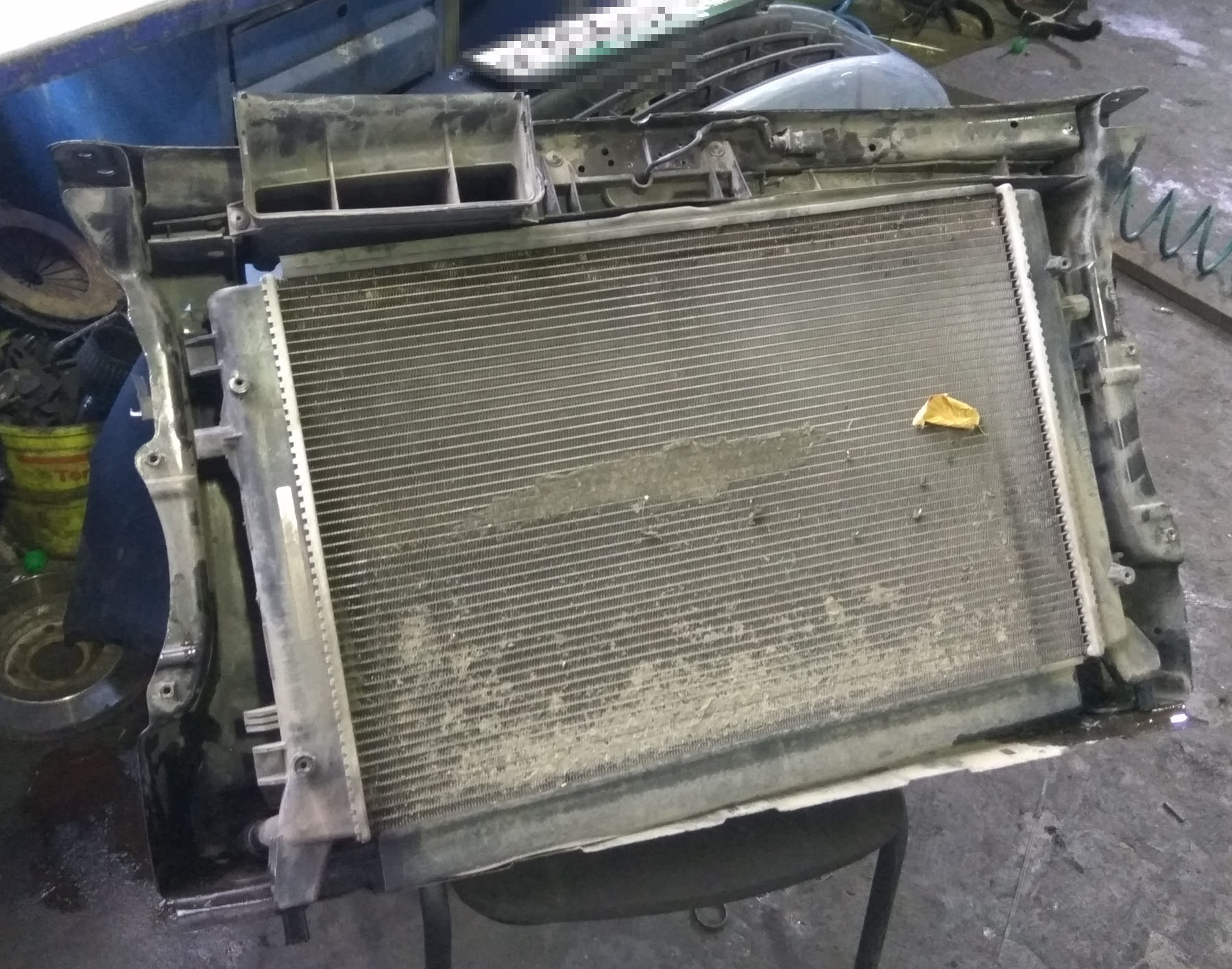 4. Заглушка радиатора кондиционера. Потек радиатор кондиционера. Пробка радиатора мондео 4. Заглушка радиатора кондиционера.