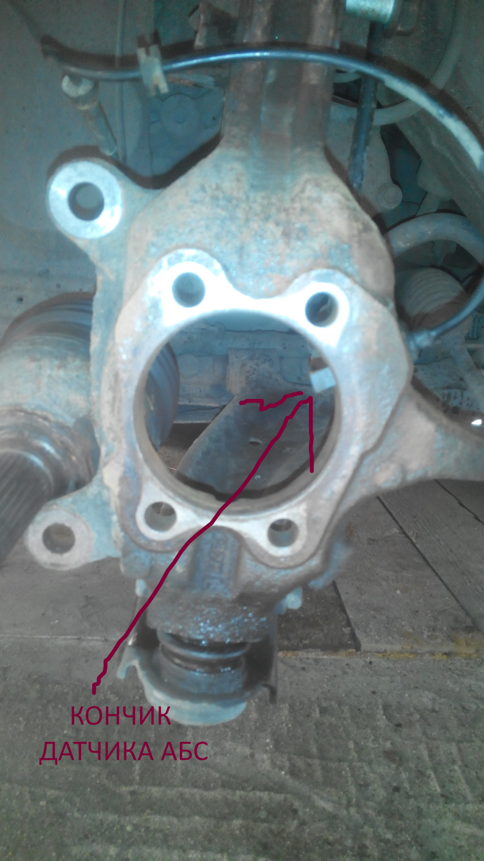 Можно его не выбивать. Но тогда придётся на новой ступице так же отгибать пыльник и забивать его обратно. — Renault Koleos (1G)