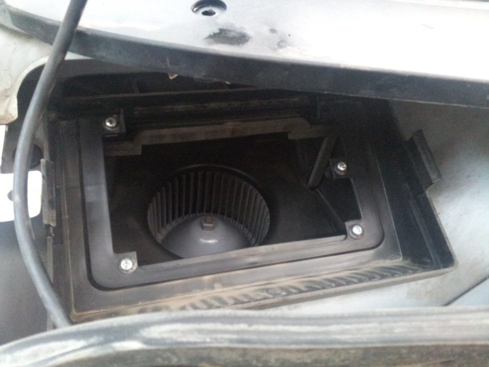 Замена салонного фильтра — Lada Гранта (1G), 1,6 л, 2012 года | своими ...