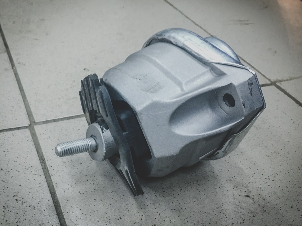 Хруст при съезде с лежачего полицейского — BMW 5 series (E60), 4,4 л ...