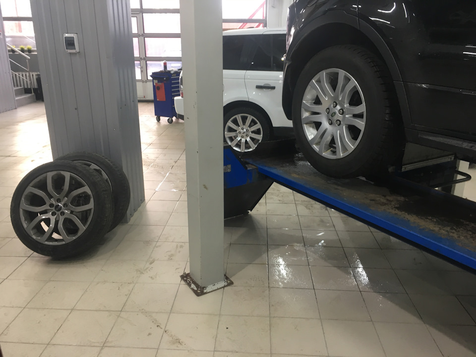 Замена колодок по кругу + переобувка на зиму + замена предохранителя ...