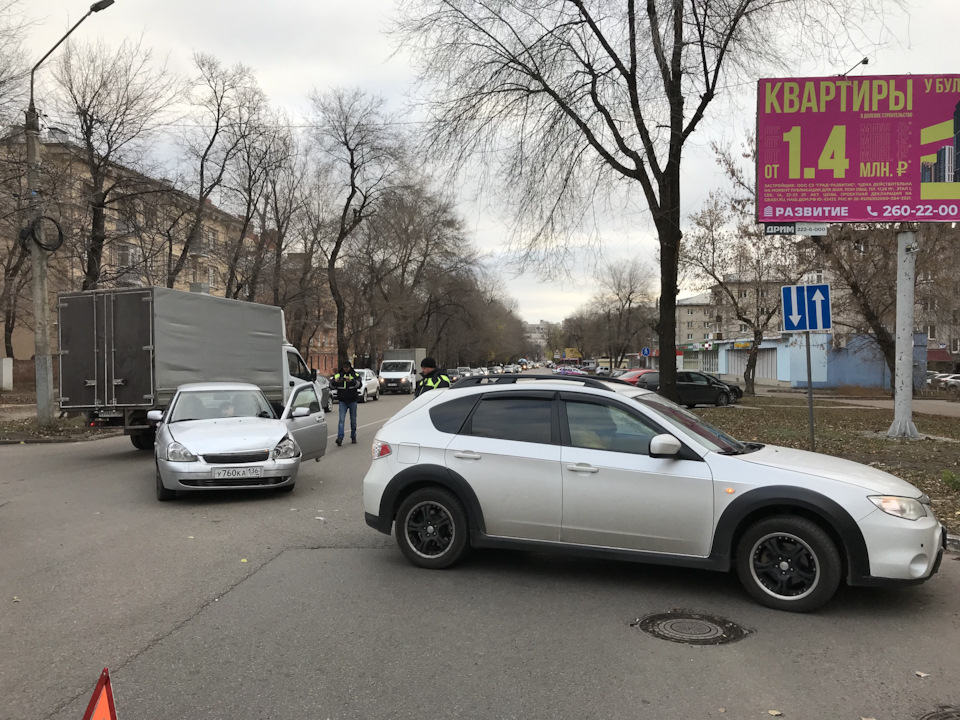 Вы поворачиваете на перекрестке с преимуществом но со второстепенной дороги едет грузовик постоянно. Смотреть фото Вы поворачиваете на перекрестке с преимуществом но со второстепенной дороги едет грузовик постоянно. Смотреть картинку Вы поворачиваете на перекрестке с преимуществом но со второстепенной дороги едет грузовик постоянно. Картинка про Вы поворачиваете на перекрестке с преимуществом но со второстепенной дороги едет грузовик постоянно. Фото Вы поворачиваете на перекрестке с преимуществом но со второстепенной дороги едет грузовик постоянно