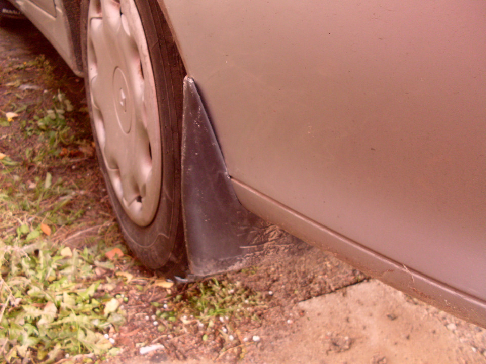 Левый — Renault Laguna I