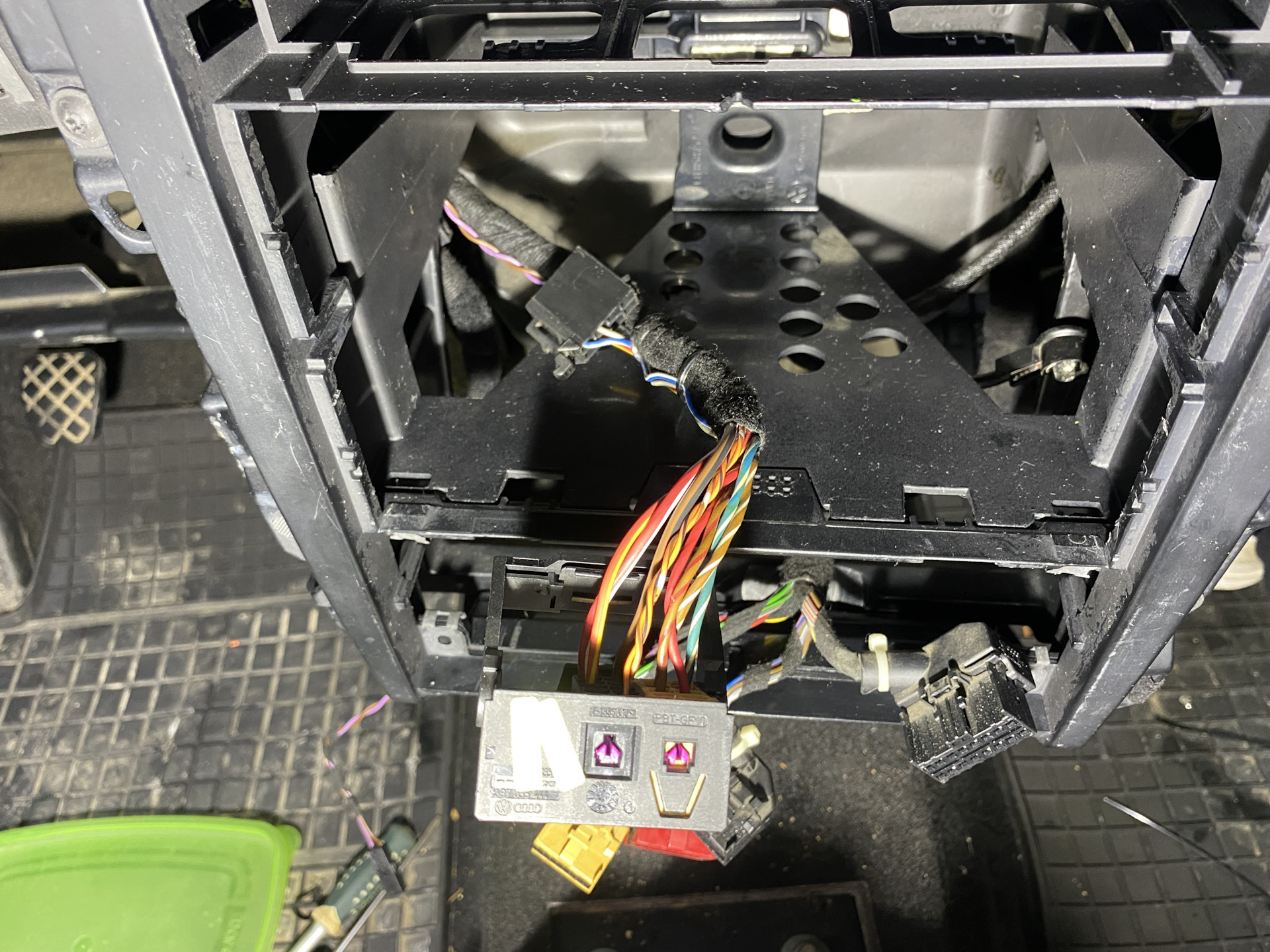 RCD-200, переход VW ISO → Quadlock — Volkswagen Golf Mk4, 1,6 л, 2001 ...