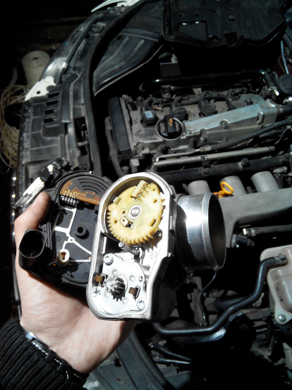 Снятие, разборка и очистка дроссельной заслонки — Audi A4 (B7), 1,8 л ...