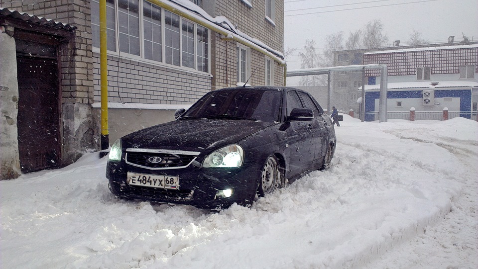 Приора черная зимой бункер хэтчбек