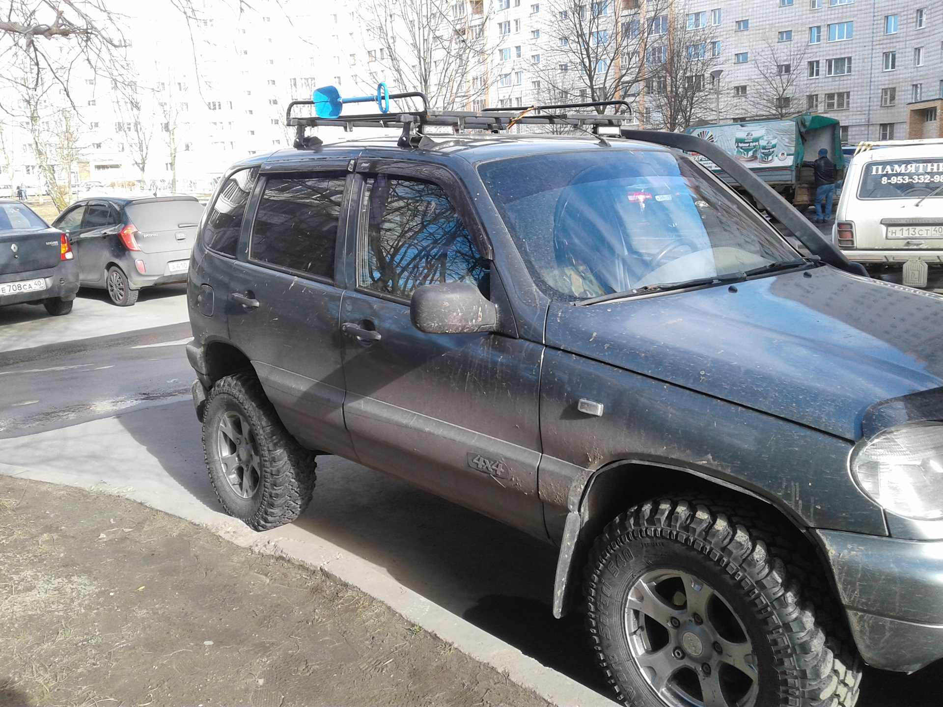 Какой же внедорожник без лопаты. (позитива пост) — Chevrolet Niva, 1,7 л,  2005 года | стайлинг | DRIVE2