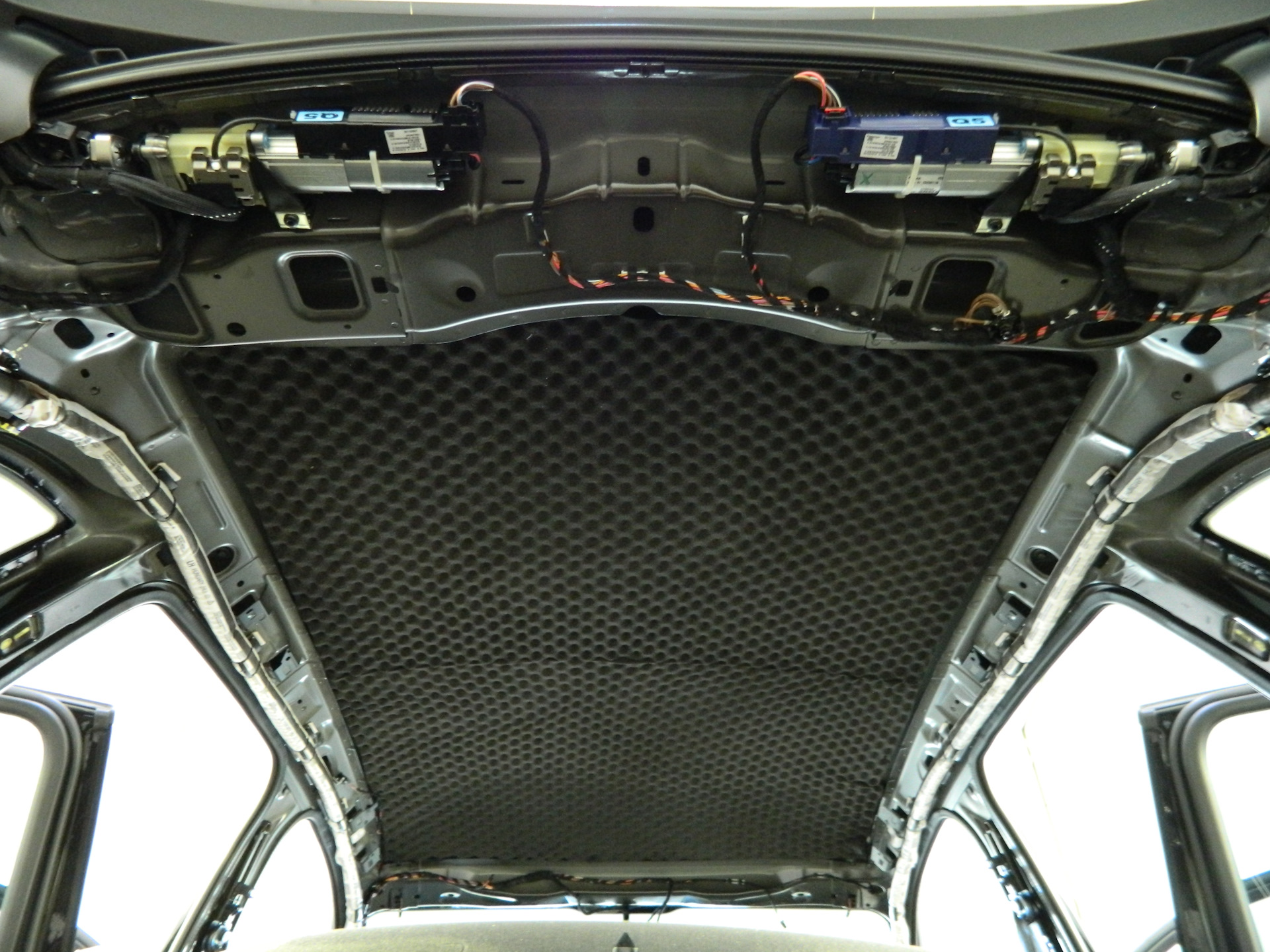 Звукоизоляция авто. Шумоизоляция Audi q5 2018г. Шумоизоляция автомобиля STP 2mm. Виброизоляция моторного щита 2114. Шумоизоляция капота Audi q5 FY 2.0.