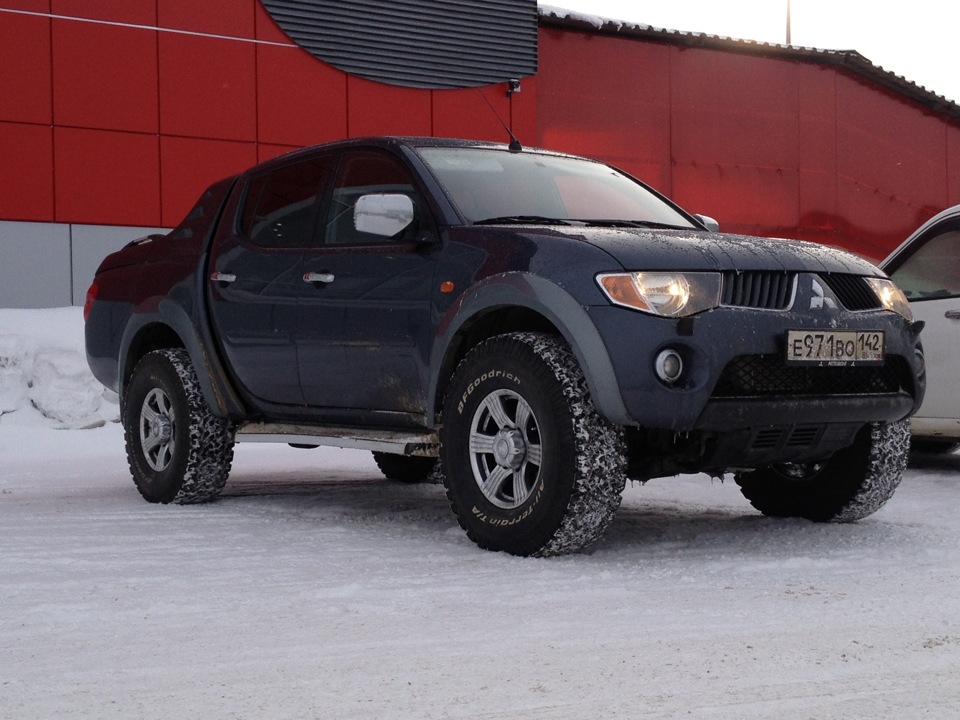 Л200 2011 год. Mitsubishi l200 лифт. Лифт Митсубиси л200. Mitsubishi l200 на 33 колесах. Mitsubishi l200 2 лифт.