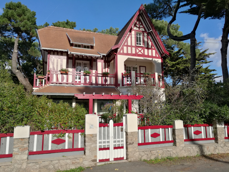 Стоимость домов в Ля Боль доходит и до миллиона евро. Этот, возможно, стоит еще дороже. Это просто боль… — Audi A4 (B9)