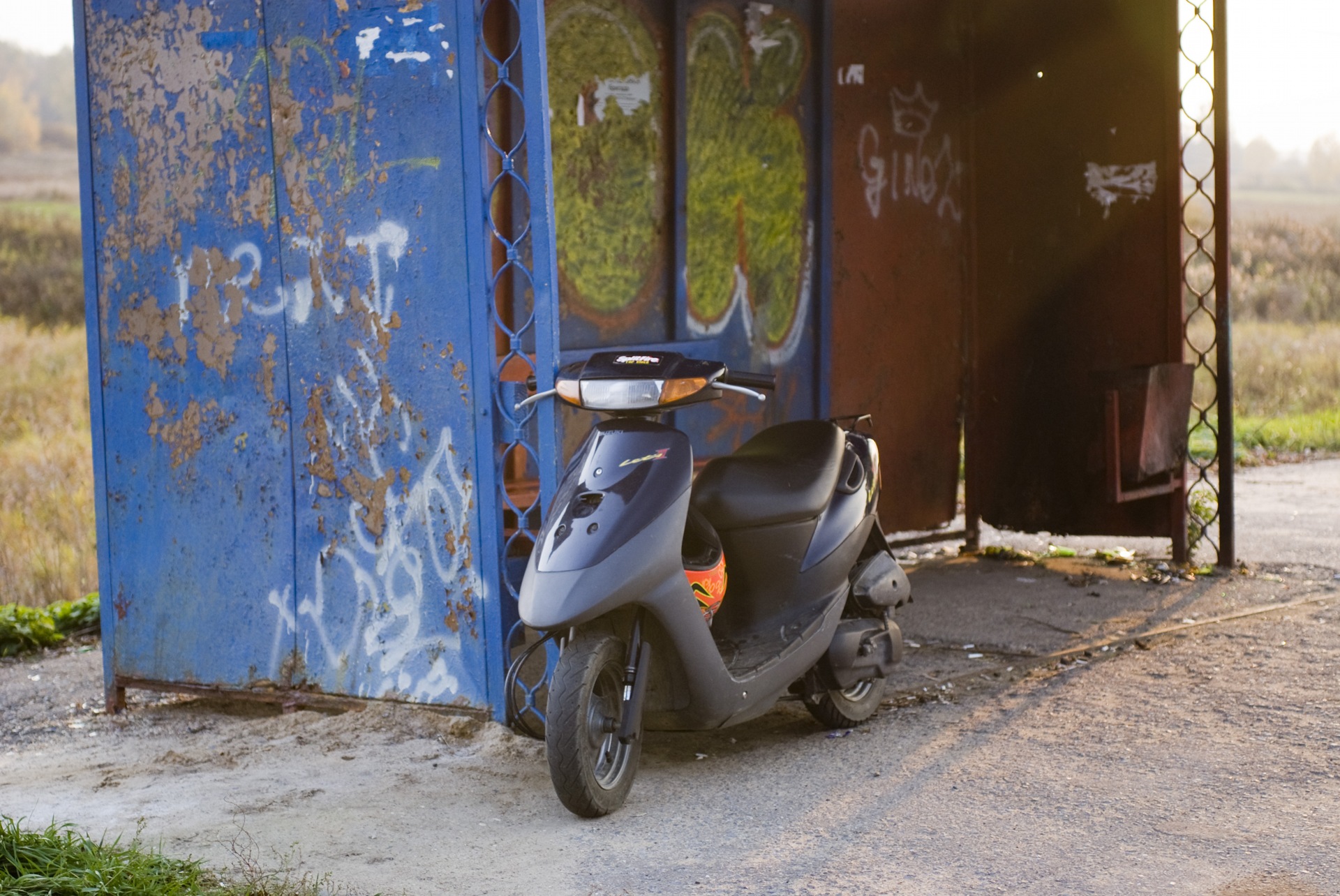 Скутер япония владивосток. Suzuki скутер 1996. Мопед Сузуки 50 кубов. Сузуки летс az 50. Suzuki Lets 2017.