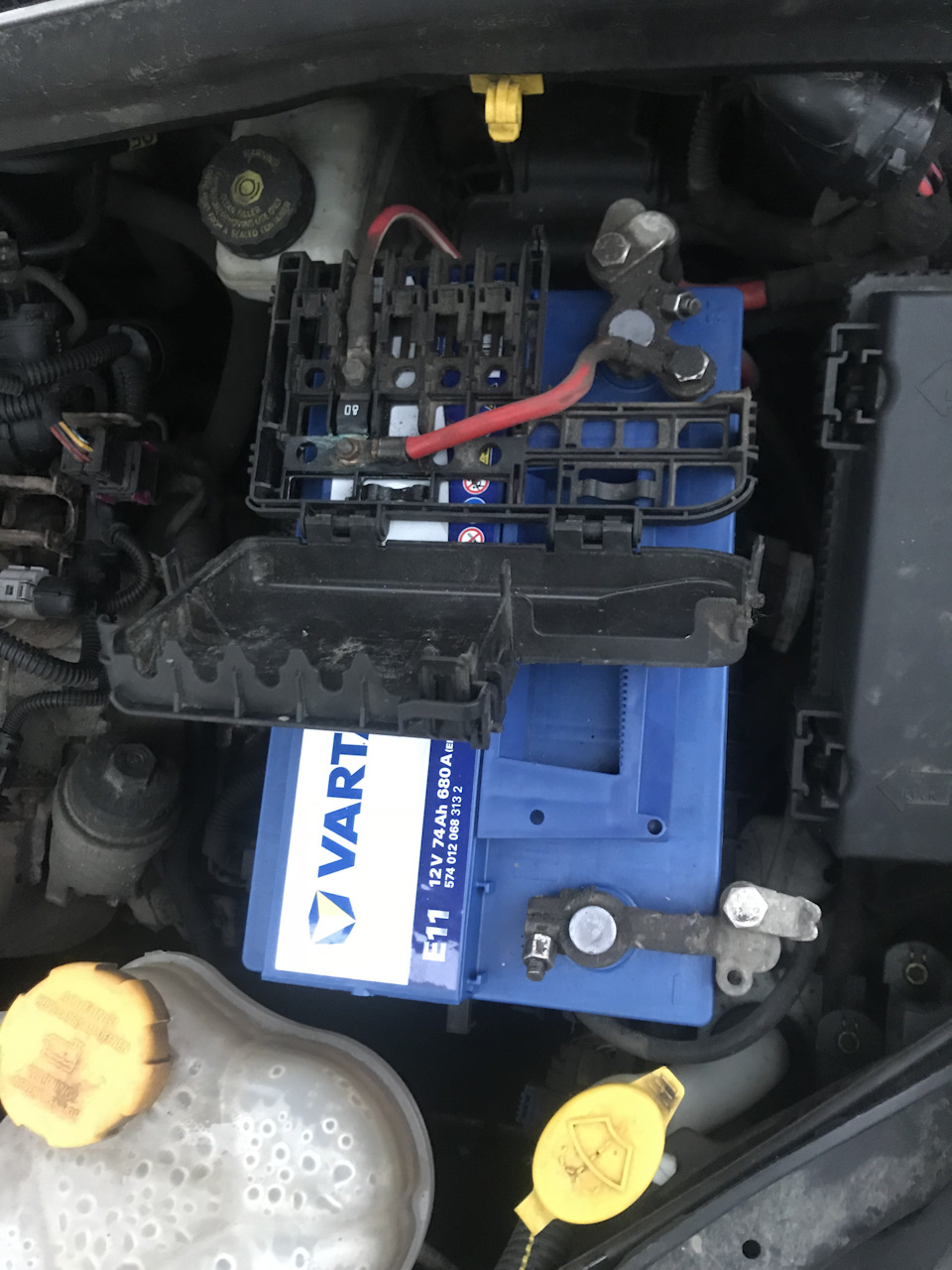 Корса 1. Акб опель корса 2007 1. 2. Как снять аккумулятор с опель корса. Корса 2004 года аккумулятор.