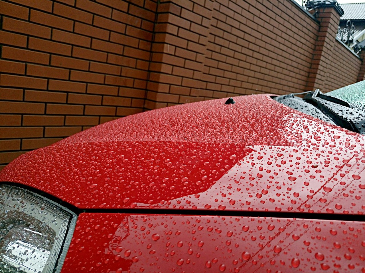 Защита автомобиля от дождя. Антидождь Нанопротек. Машина под дождем. Авито красный дождь машина.