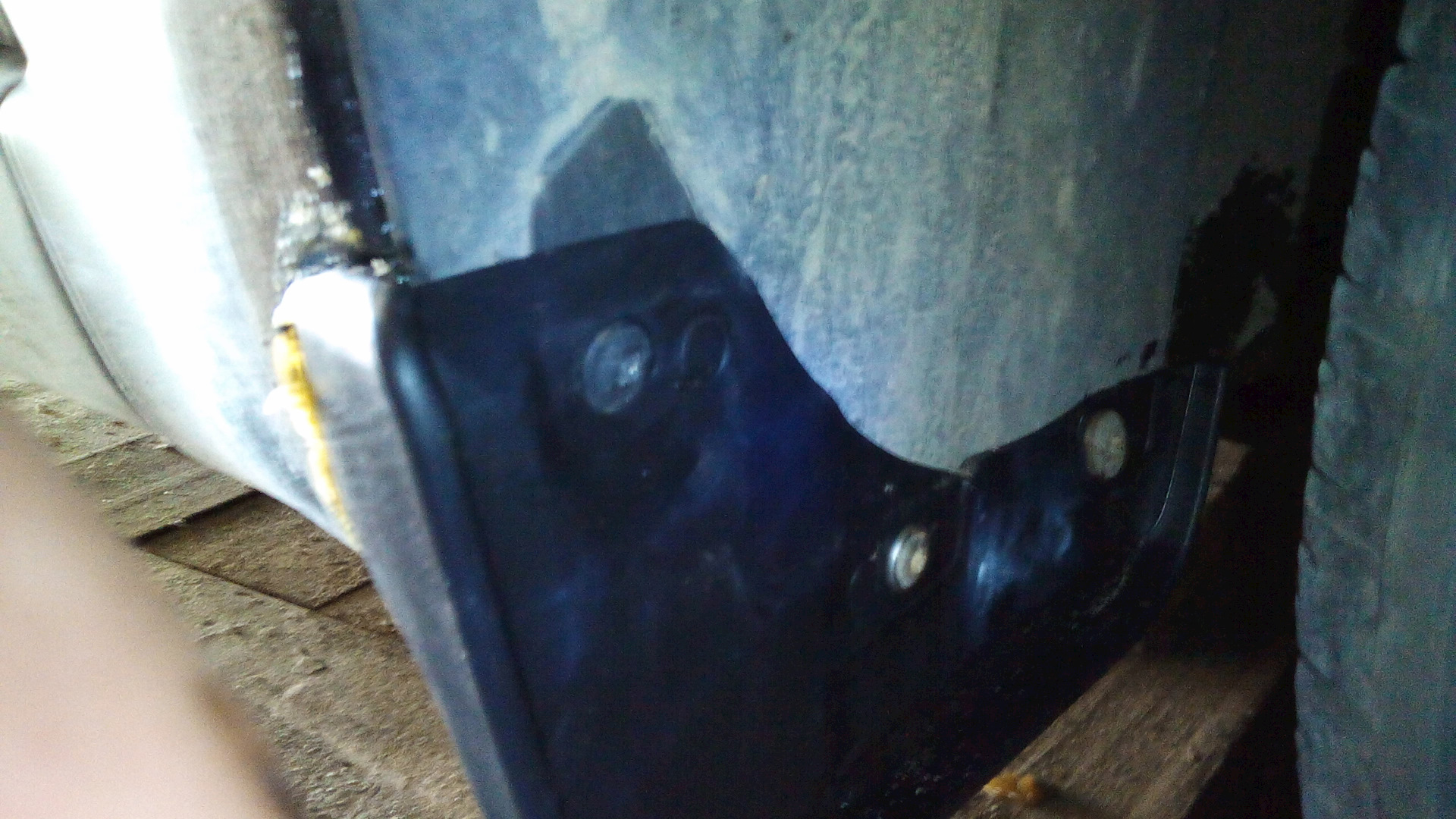 Задние подкрылки на шевроле лачетти брызговики. Как закрепить передние брызговики. Как закрепить передние брызговики. Крепление брызговика фокус 2. Брызговик задний 31105.