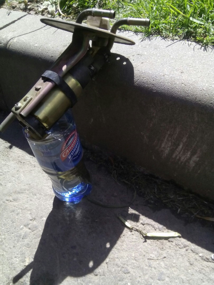 Чистка фильтра грубой очистки топливного насоса (сеточка) — Mazda 626 ...